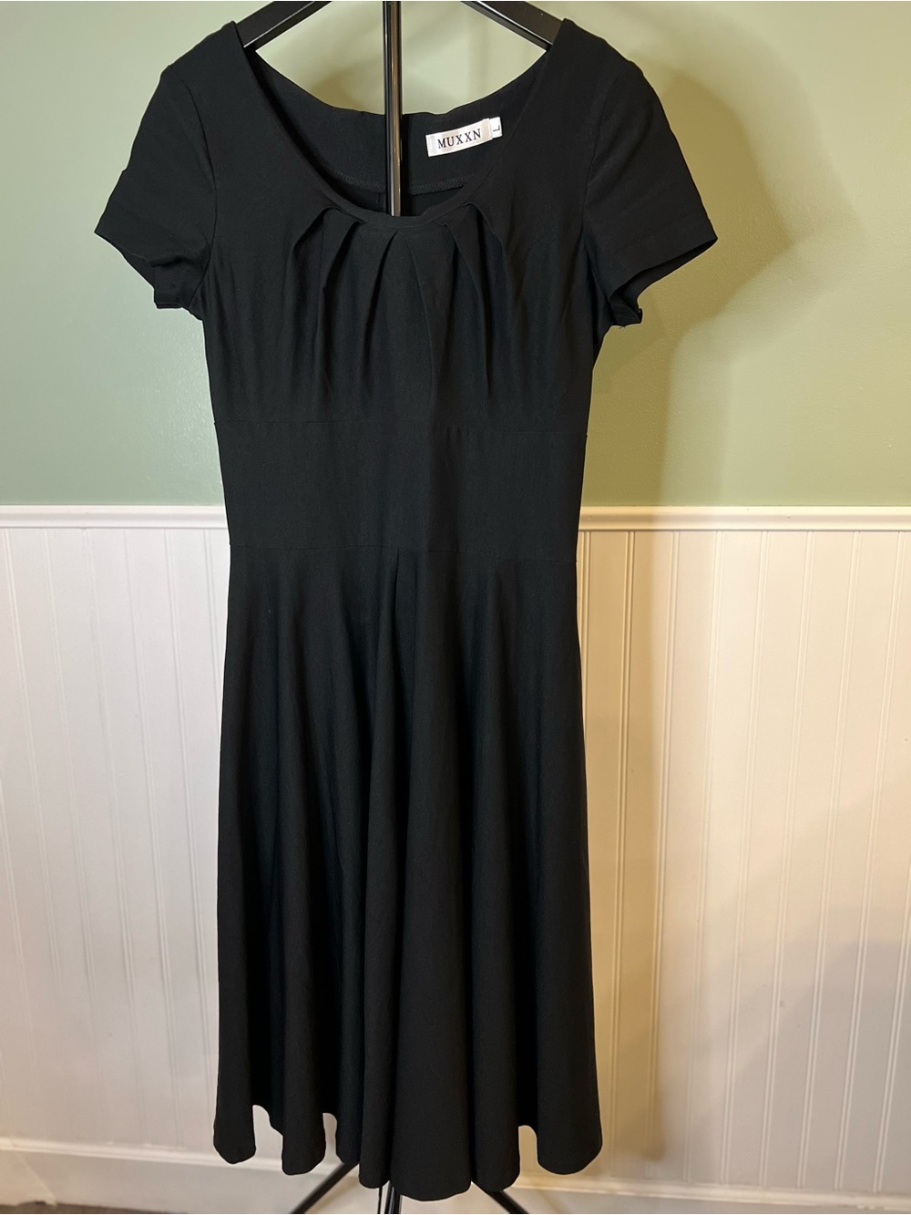 Muxxn Black Short-Sleeve Pleated Scoop Neck Defined Waist Midi Dress. Size L
